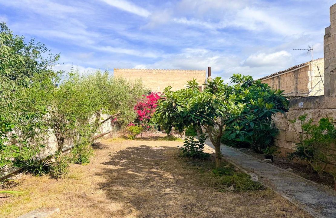 Casa de pueblo con jardín y casa de invitados en Sa Pobla en venta